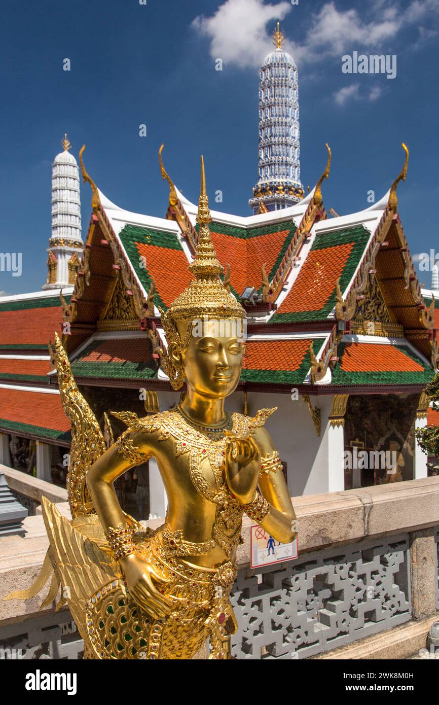 Eine goldene Theppaksi-Statue bewacht den Wat Phra Kaew im Großen Palast in Bangkok, Thailand. Der Theppaksi ist ein halb Mensch, halb Vogel-Wächter auf Thai Stockfoto