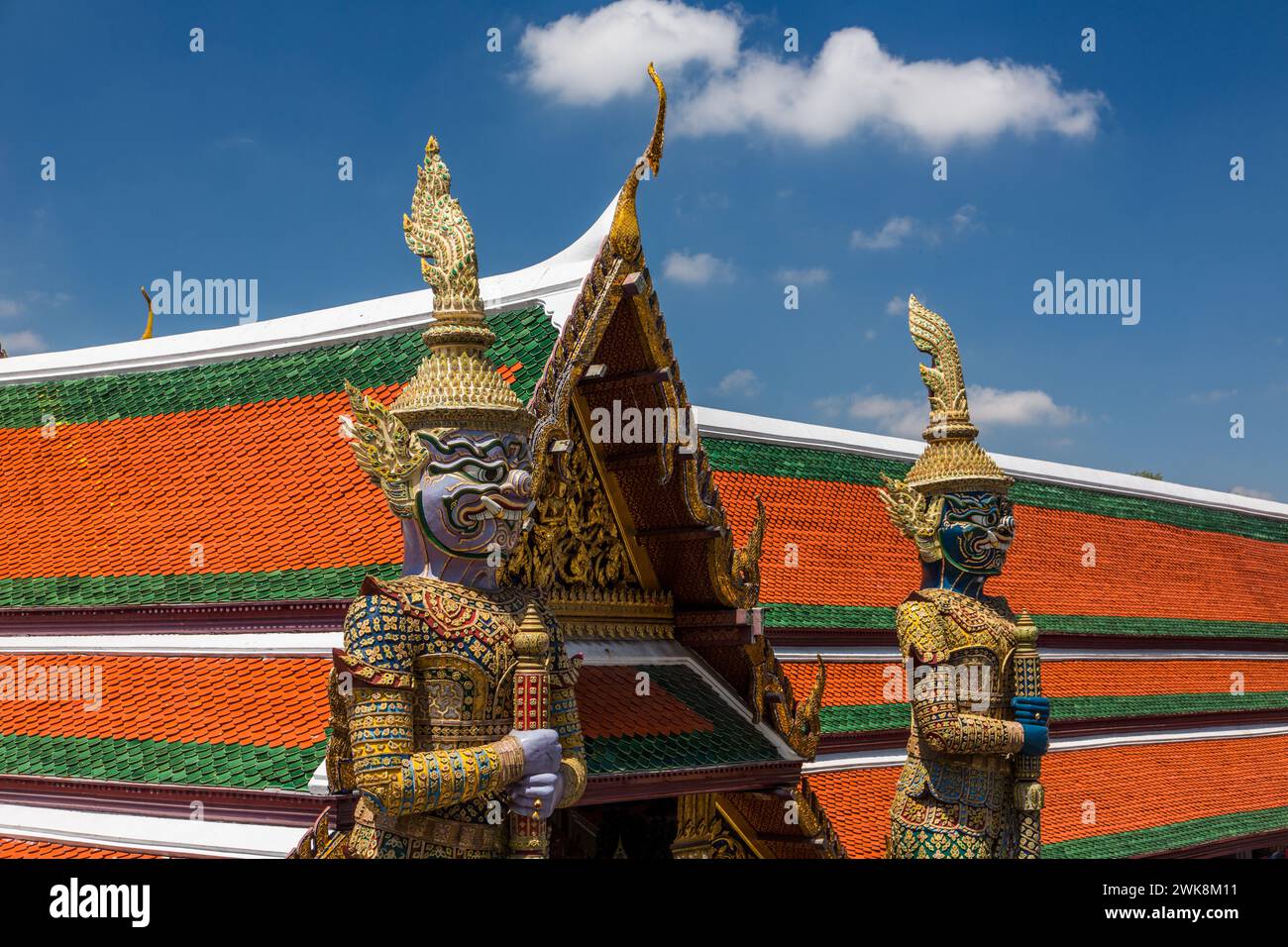 Yaksha Wächterstatuen im Tempel des Smaragd-Buddha-Komplexes auf dem Gelände des Großen Palastes in Bangkok, Thailand. Ein Yaksha oder Yak ist ein riesiger Guar Stockfoto