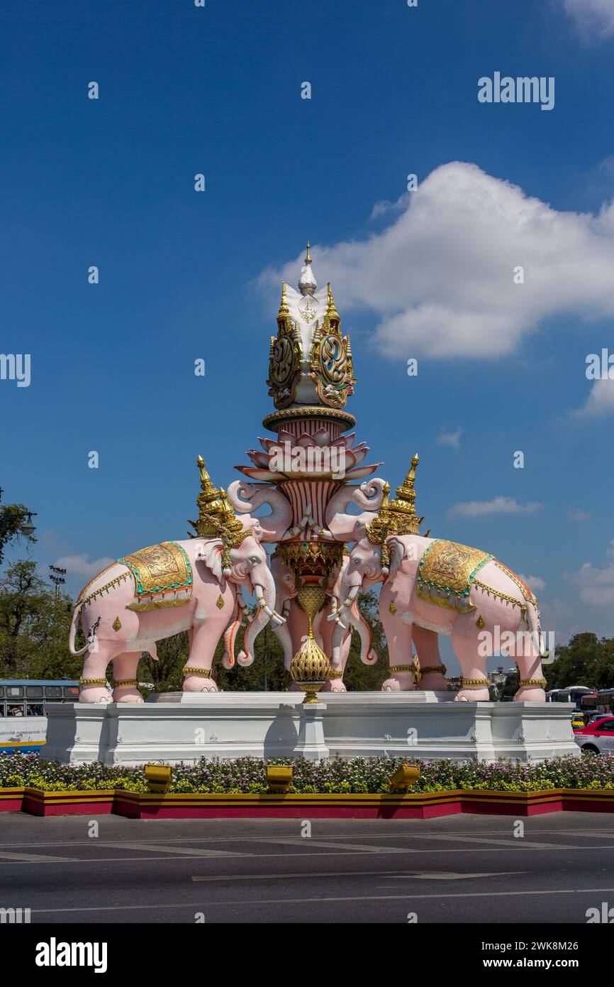 Statue dreiköpfiger weißer Elefanten in der Nähe des Grand Palace Complex in Bangkok, Thailand. Stockfoto