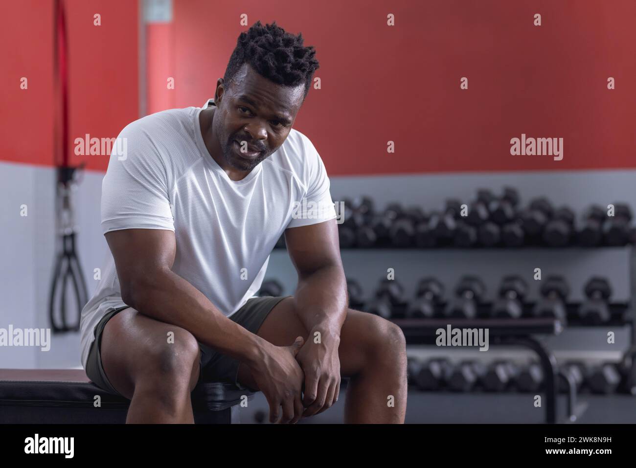 Ein passender afroamerikanischer Mann liegt im Fitnessstudio, mit Kopierraum Stockfoto