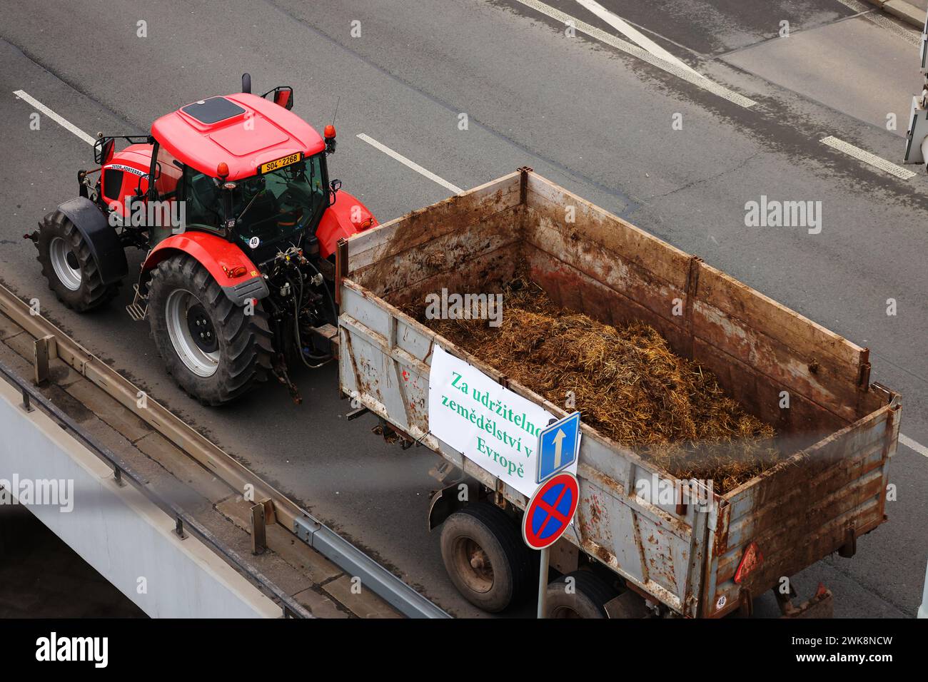 Prag, Tschechische Republik - 2.19.2024: Traktor mit Gülle beim Proteststreik der Bauern gegen die Aussicht von oben. Stockfoto