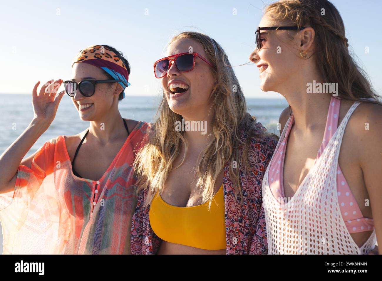 Drei junge Frauen genießen einen sonnigen Strandtag Stockfoto