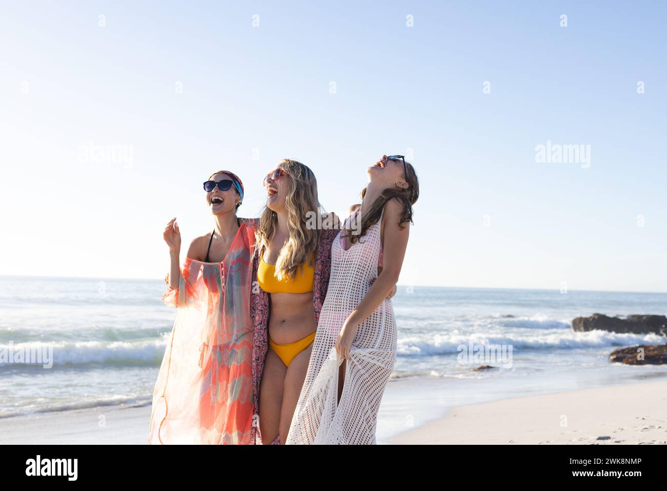 Drei junge Frauen genießen einen sonnigen Strandtag Stockfoto
