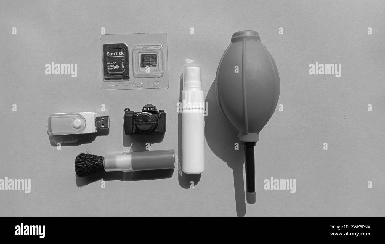 Fotos von einigen elektronischen Arbeitsunterstützungselementen, Flash-Laufwerken in verschiedenen Formen Stockfoto