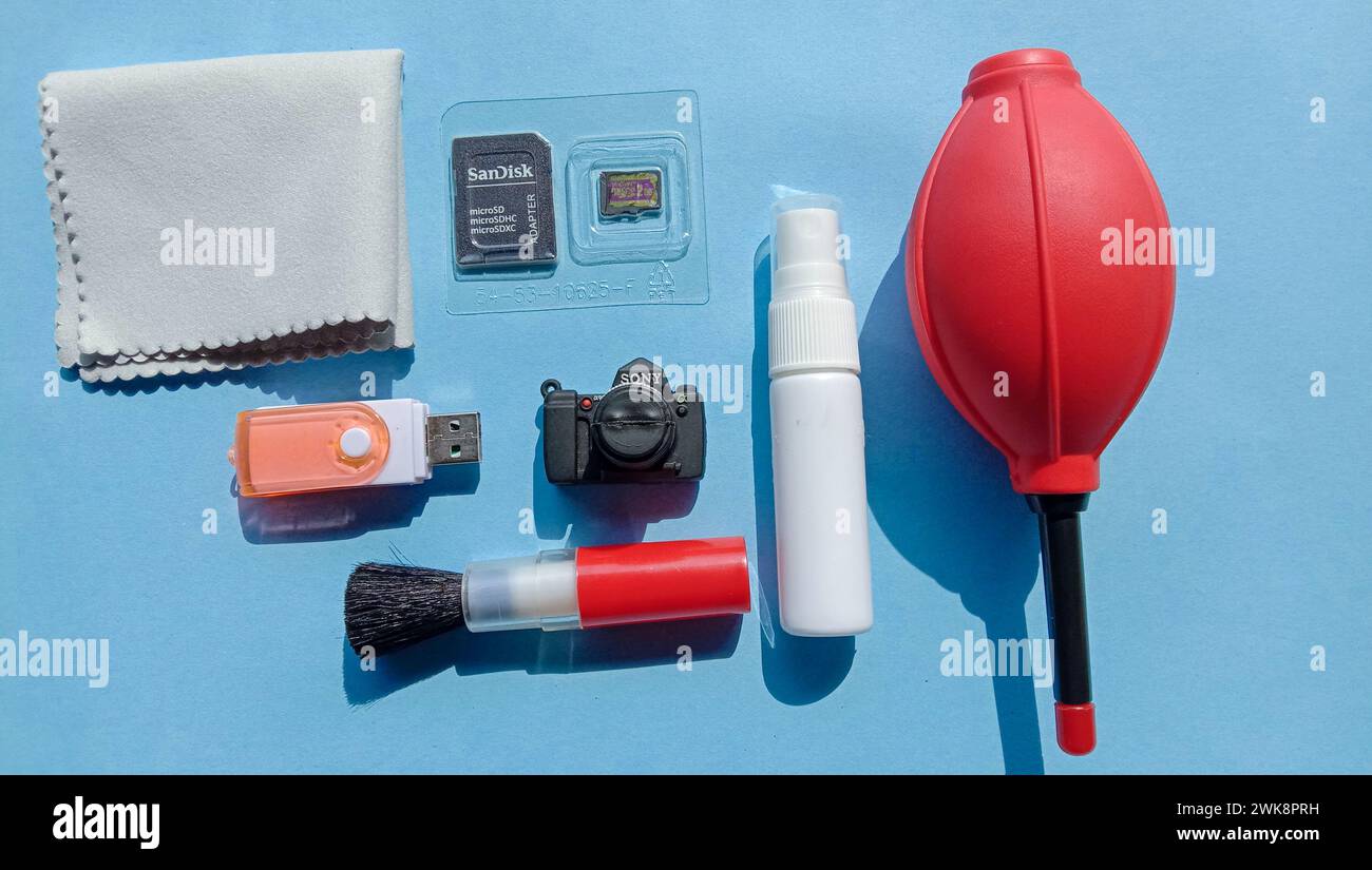 Fotos von einigen elektronischen Arbeitsunterstützungselementen, Flash-Laufwerken in verschiedenen Formen Stockfoto