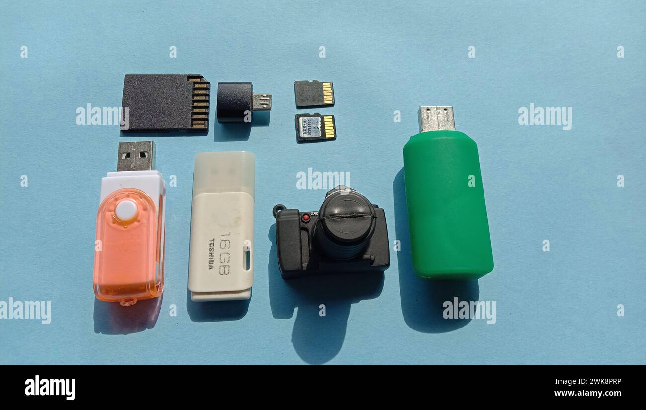 Fotos von einigen elektronischen Arbeitsunterstützungselementen, Flash-Laufwerken in verschiedenen Formen Stockfoto