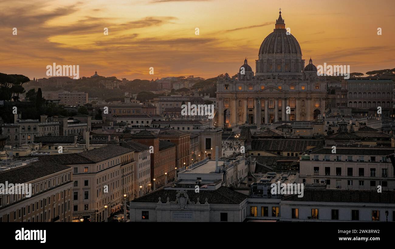 Der berühmte Petersdom im Vatikan, der im warmen Sonnenuntergang leuchtet Stockfoto