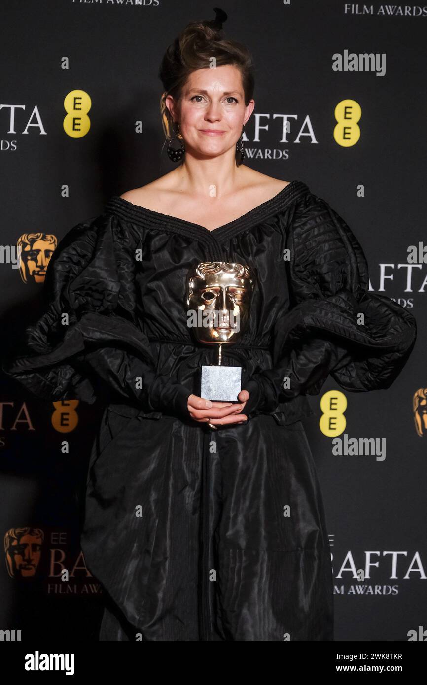 Holly Waddington posiert Backstage bei den EE BAFTA Film Awards 2024 am Sonntag, den 18. Februar 2024 in der Royal Festival Hall in London. BAFTA Fellowship im Backstage-Format. Bild von Julie Edwards. Quelle: JEP Celebrity Photos/Alamy Live News Stockfoto
