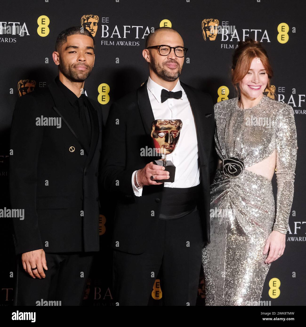 Cord Jefferson mit Kingsley Ben-Adir und Bryce Dallas Howard posiert Backstage bei den EE BAFTA Film Awards 2024 am Sonntag, den 18. Februar 2024 in der Royal Festival Hall in London. Hinter der Bühne mit dem BAFTA Award für adaptiertes Drehbuch. Bild von Julie Edwards. Quelle: JEP Celebrity Photos/Alamy Live News Stockfoto