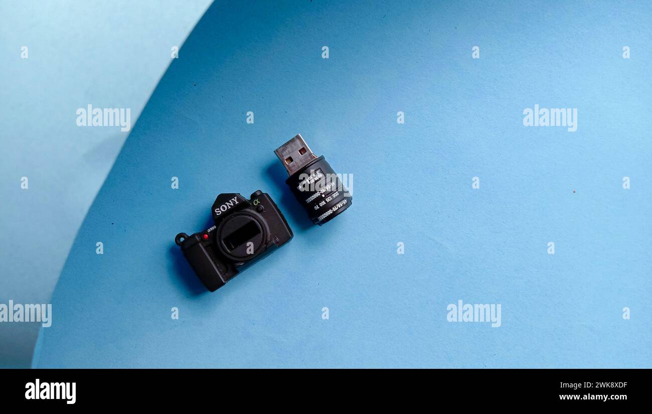 Foto von Flashdisk und Deckel auf blauem Hintergrund, Foto von elektronischem Gerät Stockfoto