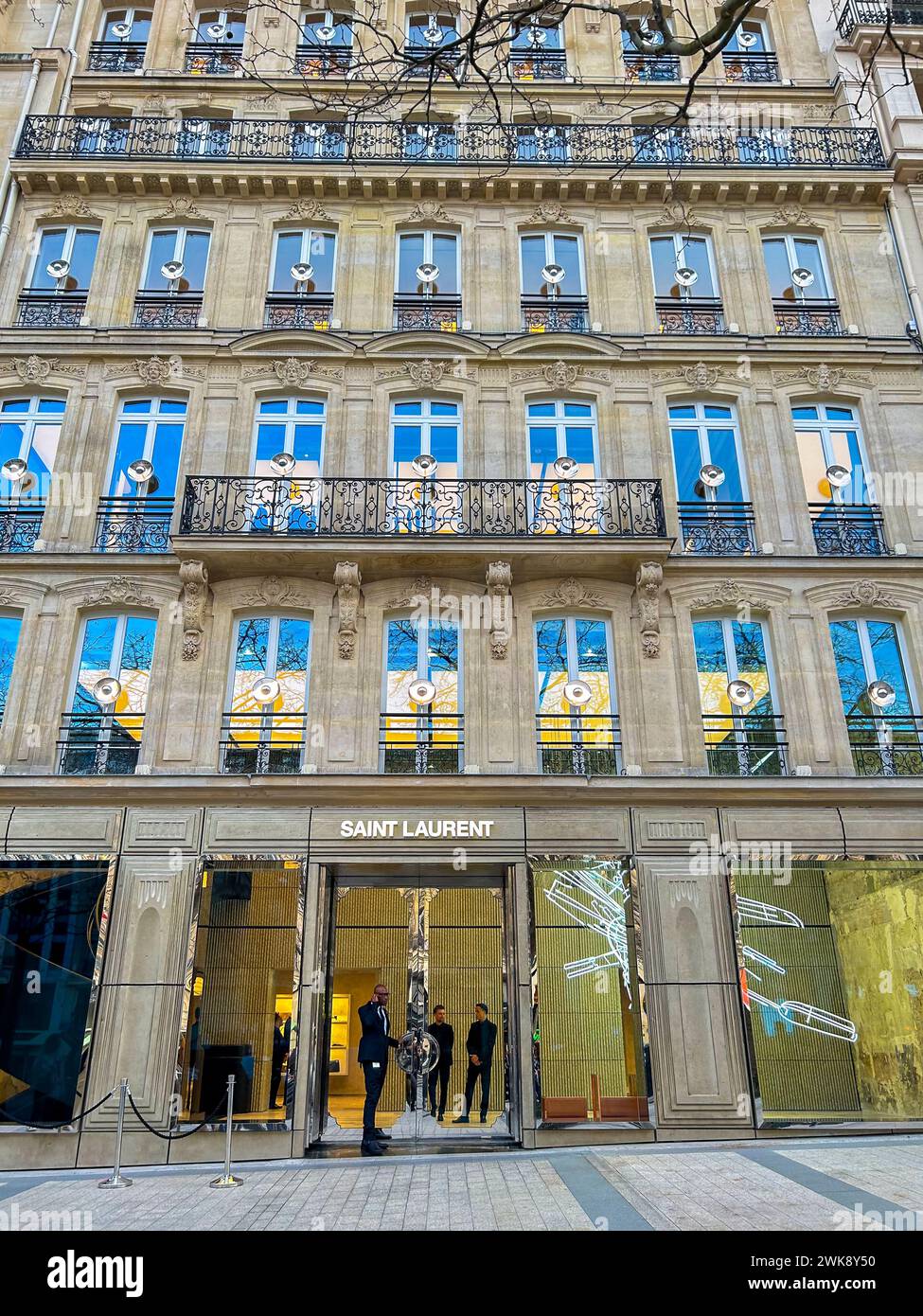 Paris, Frankreich, Luxusbekleidungsgeschäft, Yves Saint Laurent » (Kering), Vorderseite, Gebäudefassade, Straßenszenen, (Avenue Champs-Elysees) Stockfoto
