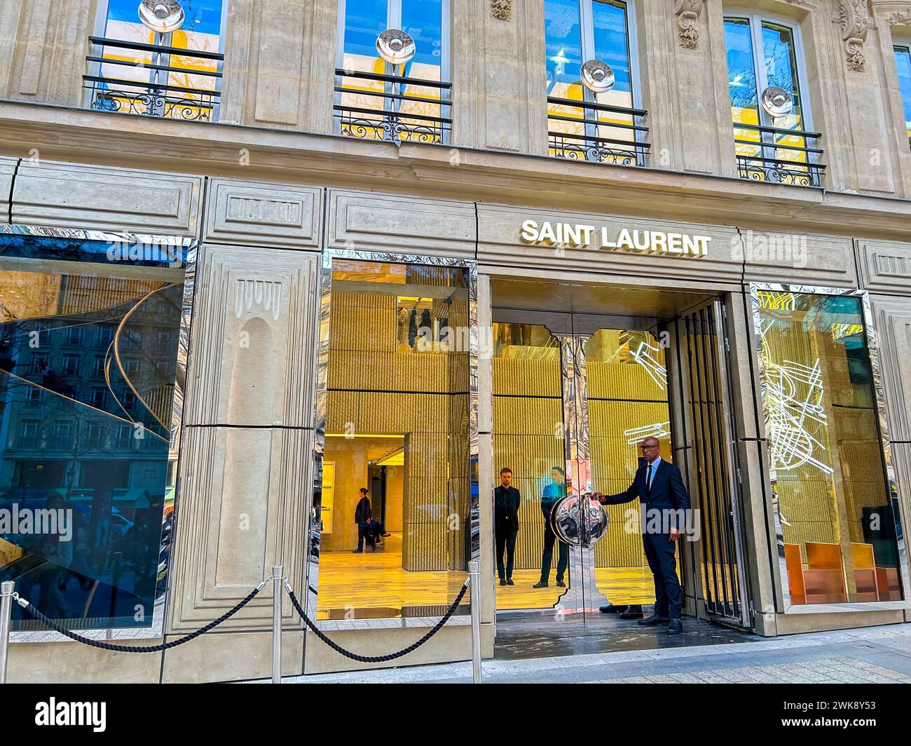 Paris, Frankreich, Luxus-Bekleidungsgeschäft, Yves Saint Laurent, Eingang Vor Dem Gebäude, Straßenszenen (Avenue Champs-Elysees) exklusiv, Kering Stockfoto