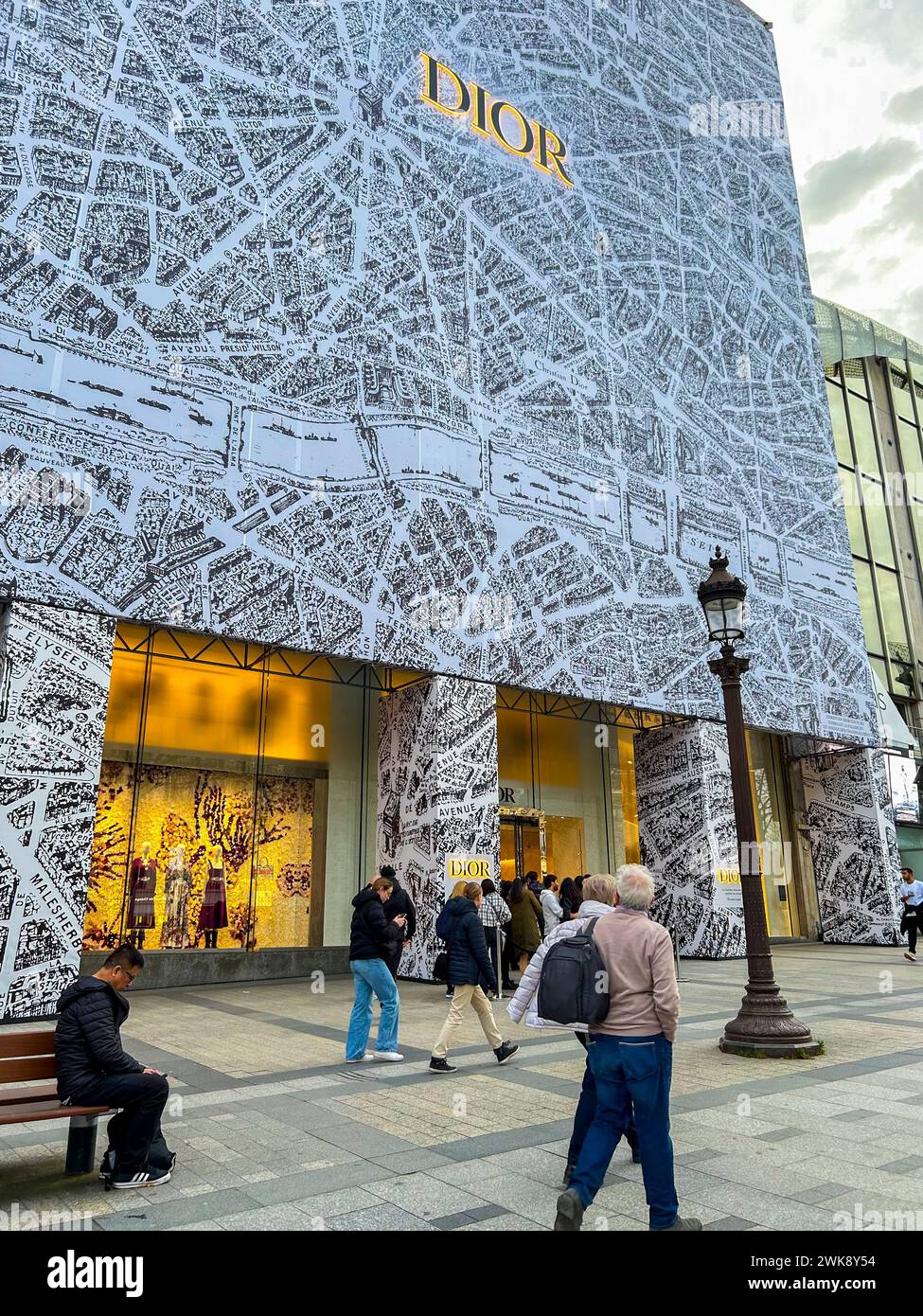 Paris, Frankreich, mittlere Menschenmenge auf Straßenszenen, Avenue Champs-Elysees, Dior Store Front Stockfoto