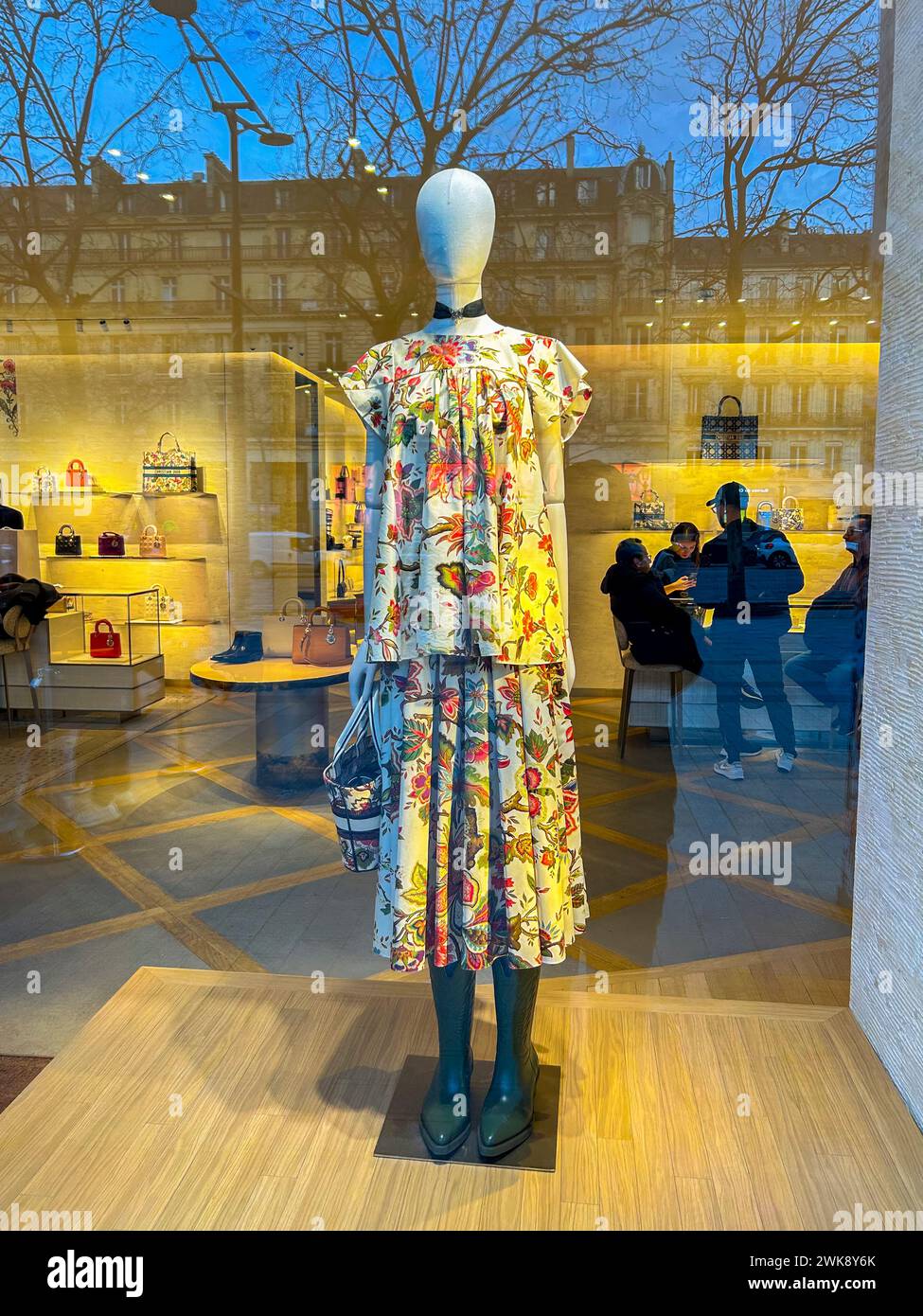 Paris, Frankreich, Nahaufnahme, Luxusgeschäft, Schaufensteranzeige, Fashion Mannequin, Avenue Champs-Elysees, Dior Store Front Exclusive Stockfoto