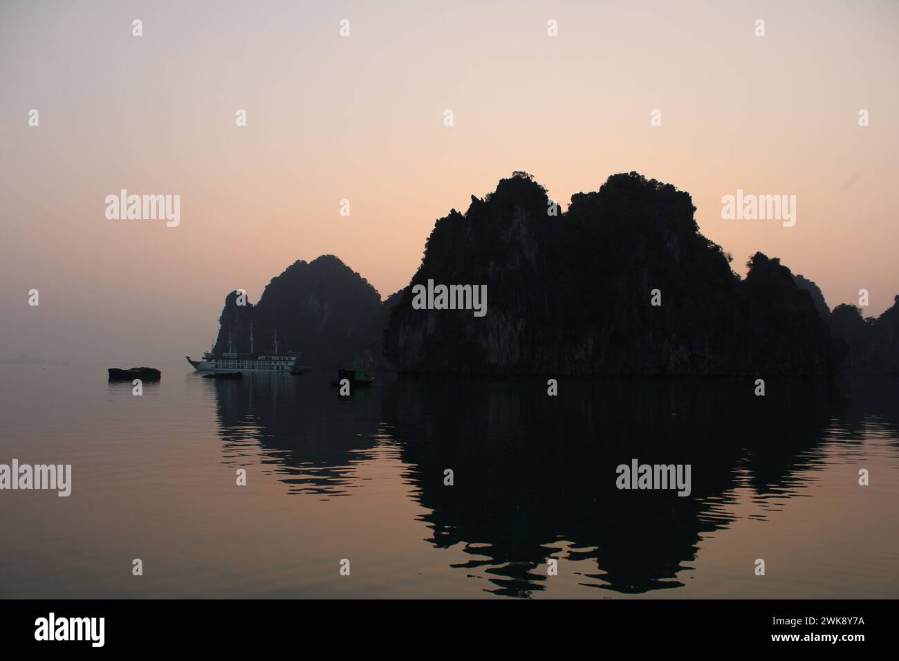 Wunderschöne asiatische Landschaft einer Insel im Sonnenaufgang, Spiel der Schatten in Ha Long Bay in Vietnam. Stockfoto