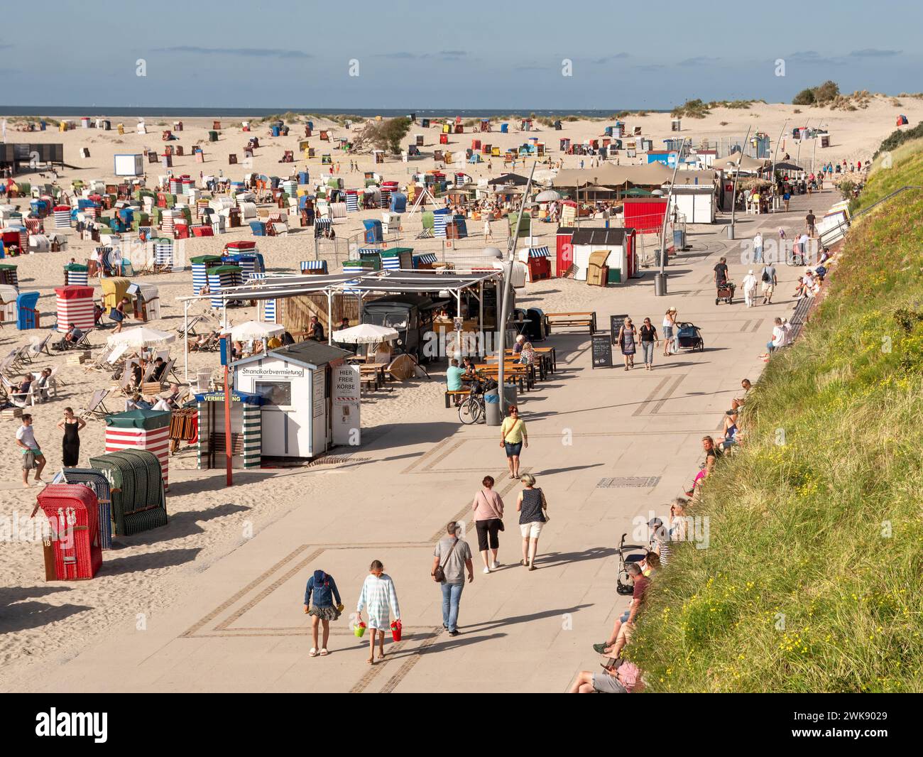 Promenade und Weststrand mit Menschen, Stühlen und Zelten auf der ostfriesischen Insel Borkum, Niedersachsen, Deutschland Stockfoto