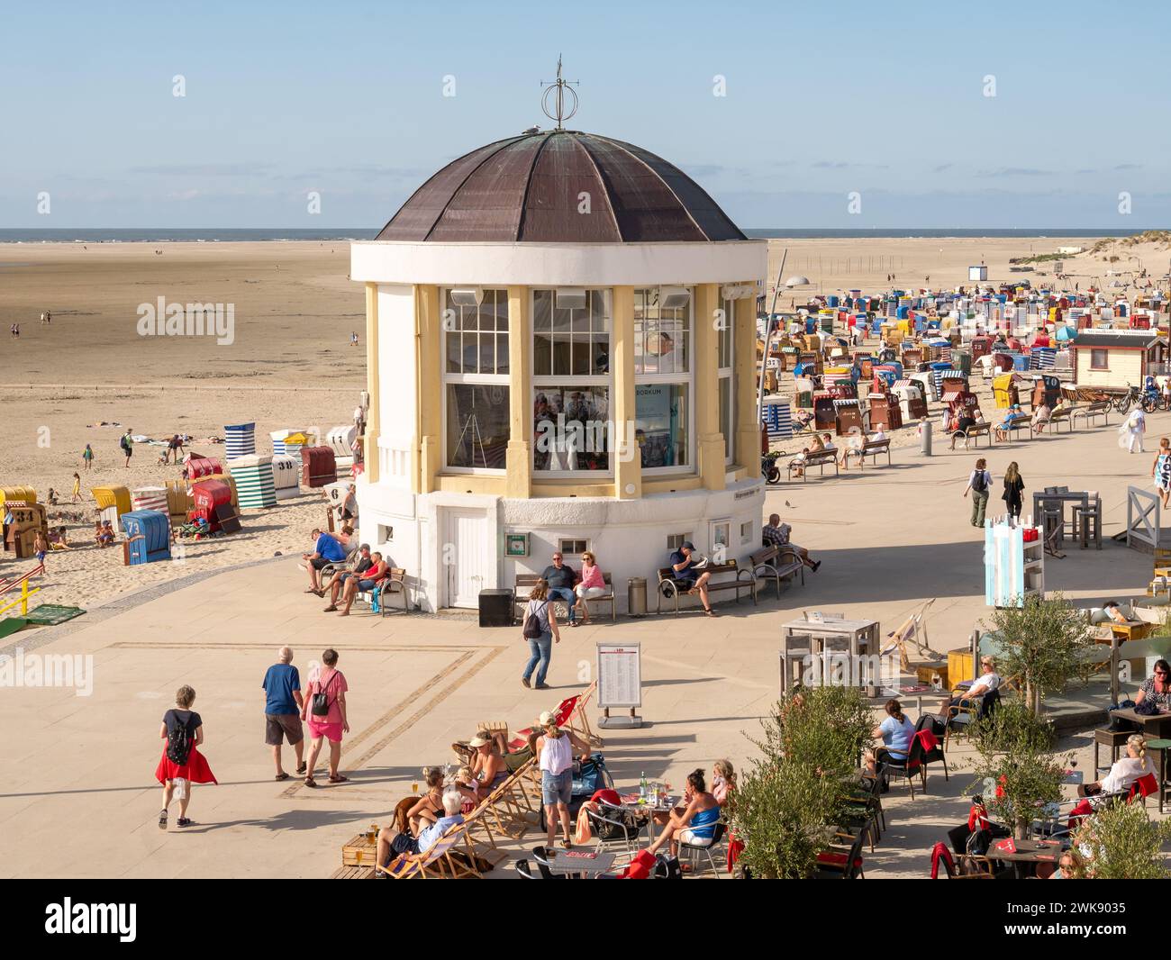 Musikpavillon an der Strandpromenade der ostfriesischen Insel Borkum, Niedersachsen Stockfoto