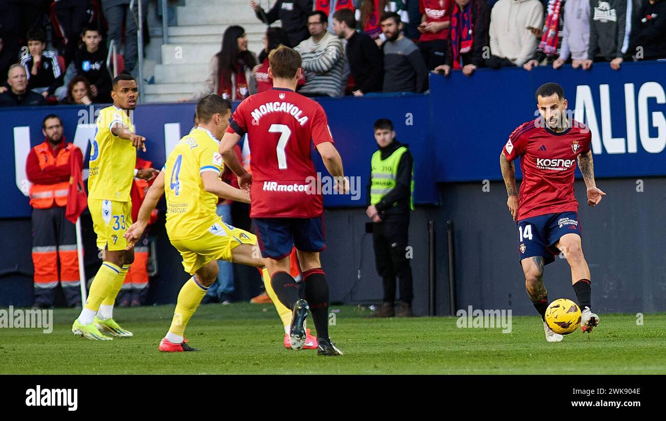 Pamplona, Spanien. Februar 2024. Sport. Lucas Pires (33), Ruben Alcaraz (4. Cadiz CF), Jon Moncayola (7. CA Osasuna) und Ruben Garcia (14. CA Osasuna) spielten am 17. Februar 2024 im El Sadar Stadion in Pamplona (Spanien). Quelle: Inigo Alzugaray/Cordon Press Credit: SIPA US/Alamy Live News Stockfoto