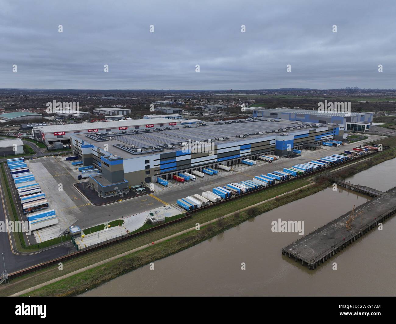 Amazon Warehouse, Dartford, Kent, Großbritannien - 12. Januar 2023 Luftbilder des Amazon-Vertriebszentrums LCY3 Stockfoto