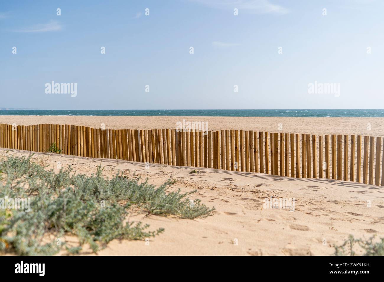 Sandstrand mit Meer dahinter, Dünen-Zaun in Holz, Dünenbau und Verstärkung Stockfoto