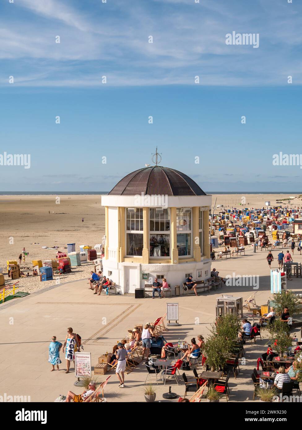 Musikpavillon an der Strandpromenade der ostfriesischen Insel Borkum, Niedersachsen Stockfoto