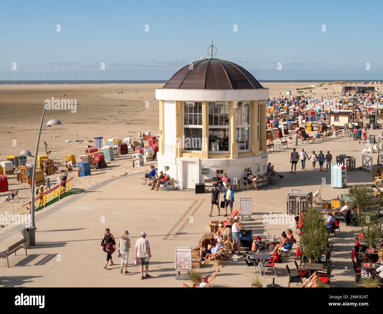 Musikpavillon an der Strandpromenade der ostfriesischen Insel Borkum, Niedersachsen Stockfoto