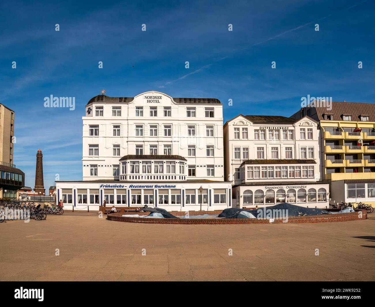 Nordsee Hotel, Ostfriesenhof und neuer Leuchtturm der Insel Borkum, Ostfriesland, Niedersachsen, Deutschland Stockfoto