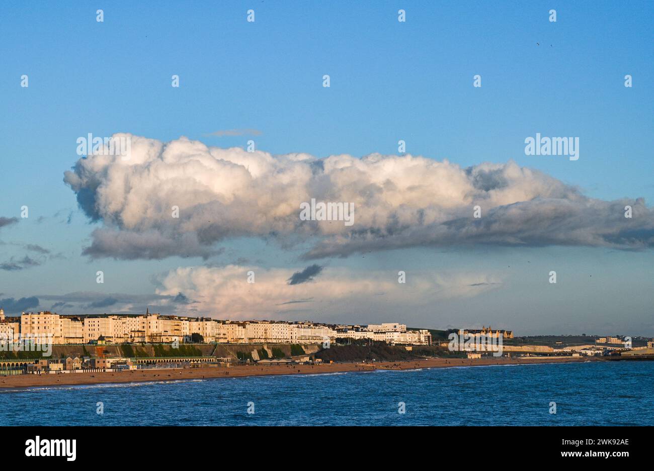 Blick auf die Küste von East Brighton bei Wintersonne mit ungewöhnlicher Wolkenbildung, Sussex, England Großbritannien Stockfoto