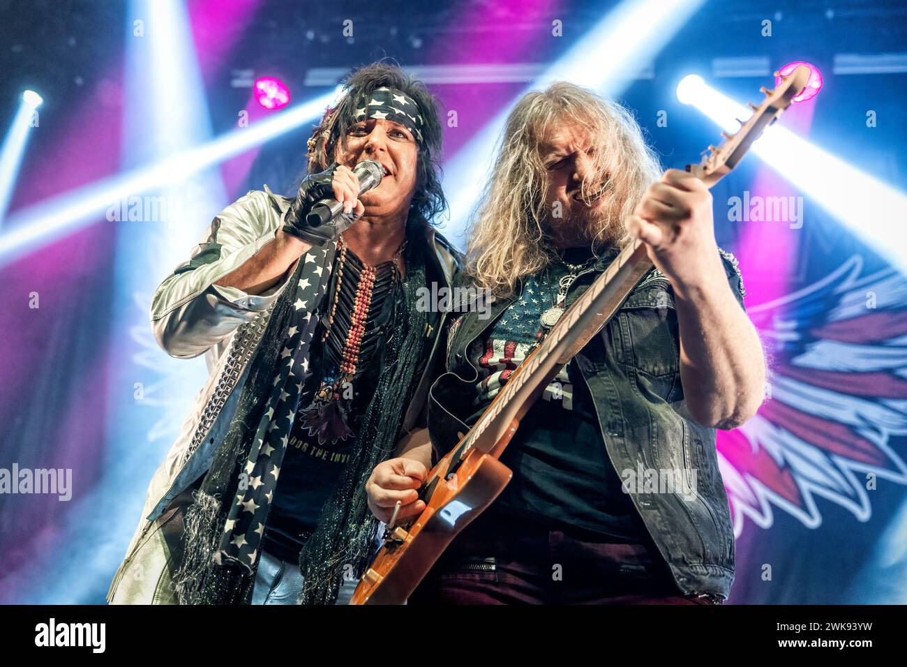 Oslo, Norwegen. Februar 2024. Die norwegische Glam-Rock-Band WIG WAM gibt ein Live-Konzert im Rockefeller in Oslo. Hier ist Sänger Glam live mit Gitarrist Teeny auf der Bühne zu sehen. (Foto: Gonzales Photo - Terje Dokken). Stockfoto