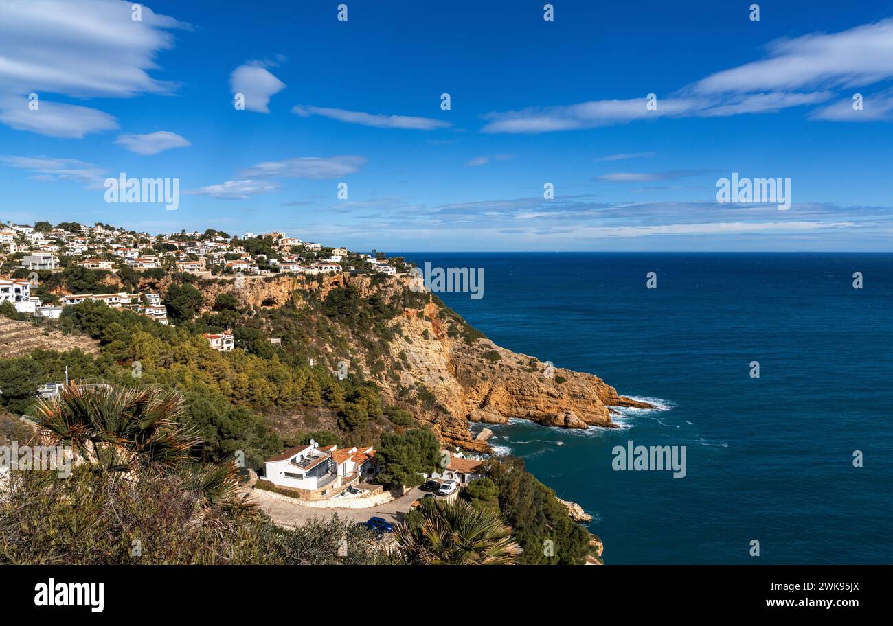 Blick auf das Dorf Costa Nova und die Klippen Cabo de la NAO und das Meer in der Provinz Alicante Stockfoto