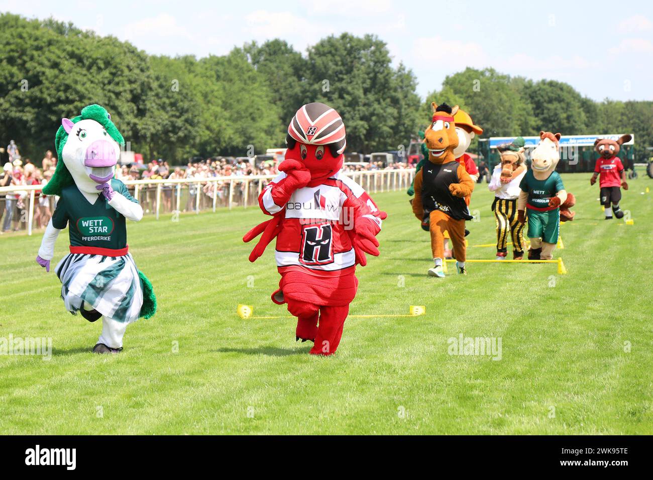 18.06.2023, Hannover, Niedersachsen, Deutschland - Maskottchen-Rennen auf der Galopprennbahn neue Bult. Aussen, Aussenaufnahme, Besucher, deutsch, Deutschland, Europa, europaeisch, Figuren, Freiluftveranstaltung, Freizeit, Frontal, Frontalaufnahme, Galopprennbahn, Hannover, Humor, Jahreszeit, laufen, laufen, lustig, Maskottchen, Maskottchen-Rennen, Maskottchenrennen, Menschen, Niedersachsen, Personen, Pferd, Pferderike, Publikum, QF, Querformat, rennen, Showprogramm, Sommer, Unterhaltung, Veranstaltung, verkleidet, Verkleidung, Westeuropa, Wettrennen, Wettstar, Witz, witzig, Ziel, Zielankunft, Zielei Stockfoto