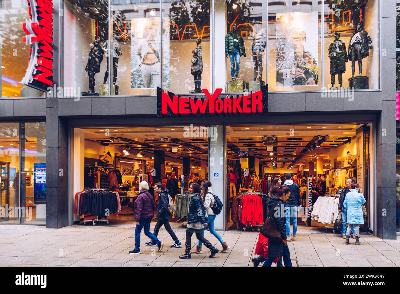 Stuttgart, 19. Oktober 2019: Newyorker Bekleidungsgeschäft im Zentrum von Stuttgart. Newyorker ist eine deutsche Kette von Mode-Einzelhändler Kleidung appar Stockfoto