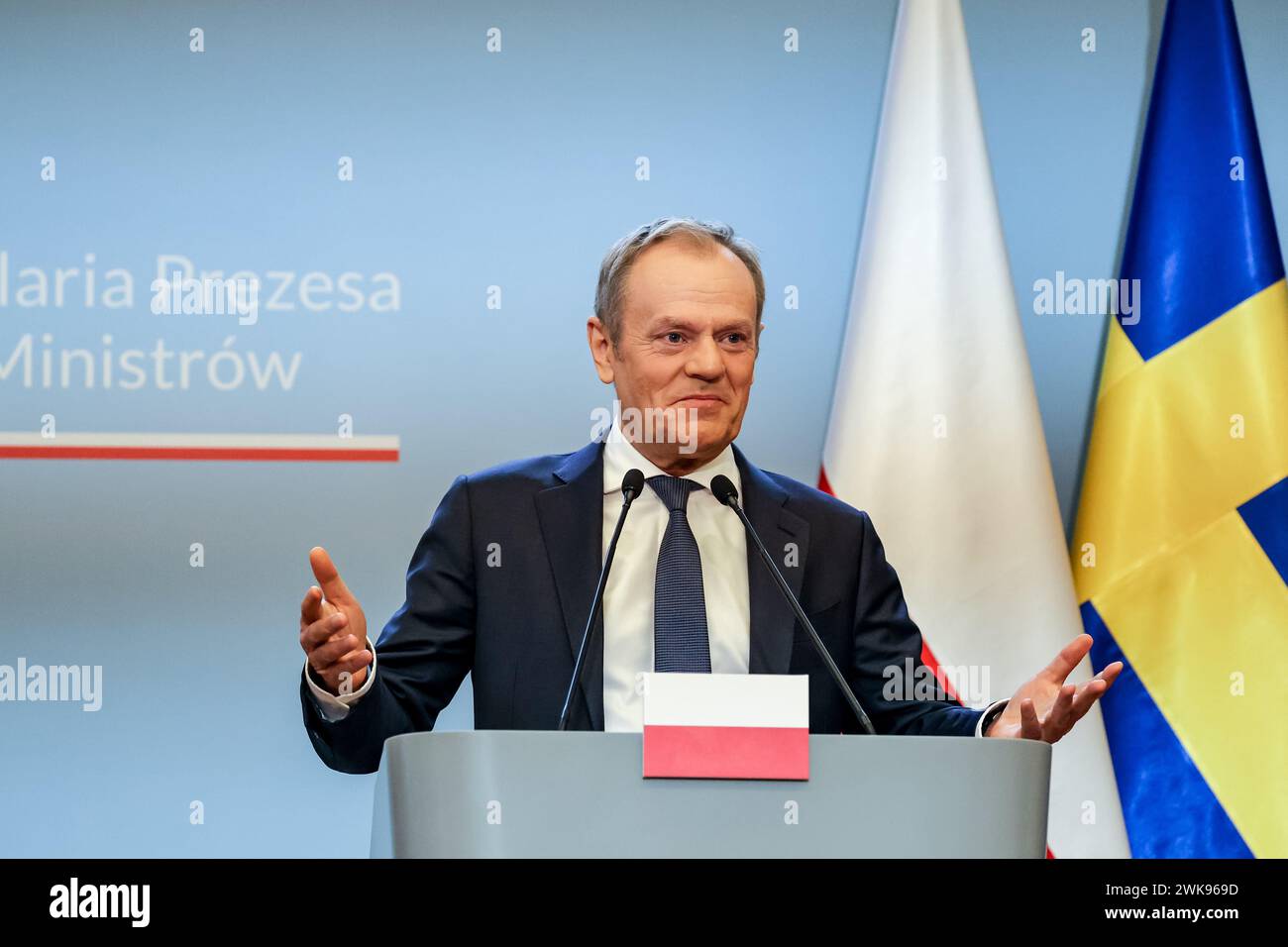 Warschau, Polen, 19. Februar 2024. Der polnische Premierminister Donald Tusk spricht während einer Pressekonferenz mit dem schwedischen Premierminister Ulf Kristensson in der Absage des Premierministers in der Ujazdowska-Straße in Warschau, der Hauptstadt Polens, vor der Presse. Die NATO-Mitgliedschaft Schwedens und Fragen der regionalen Sicherheit nach dem Russischen Krieg gegen die Ukraine stehen auf der Tagesordnung. Quelle: Dominika Zarzycka/Alamy Live News Stockfoto