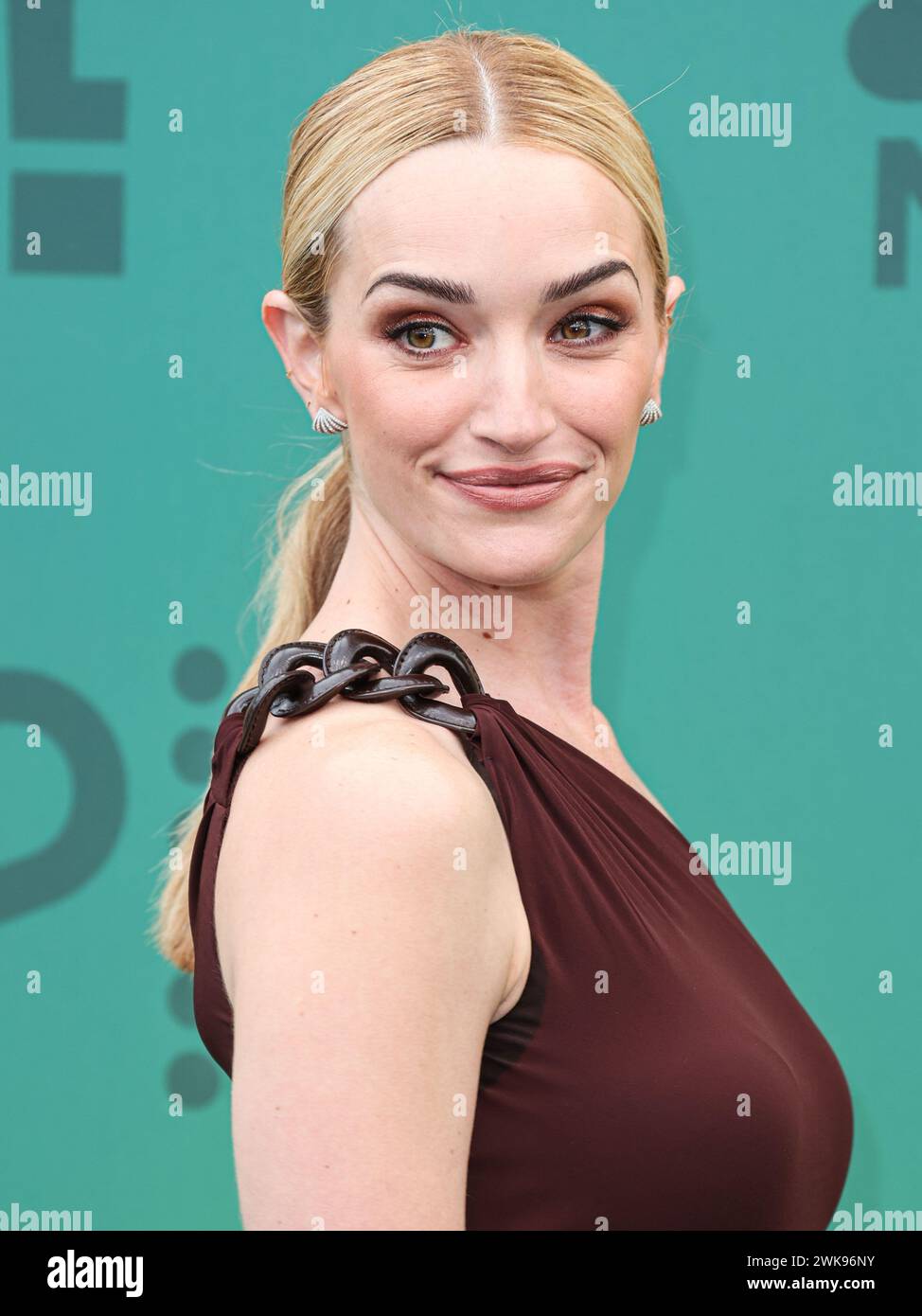 SANTA MONICA, LOS ANGELES, KALIFORNIEN, USA - 18. FEBRUAR: Brianne Howey in einem Silvia Tcherassi Kleid kommt bei den 49. Annual People's Choice Awards 2024, die am 18. Februar 2024 im Barker Hangar in Santa Monica, Los Angeles, Kalifornien, USA, stattfinden. (Foto: Xavier Collin/Image Press Agency) Stockfoto