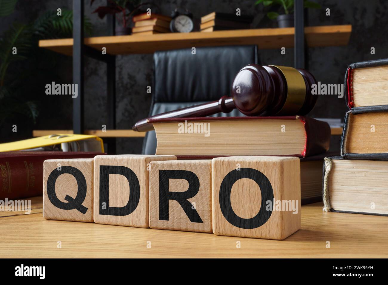 Tabelle und Würfel mit der Abkürzung QDRO Qualified Domestic Relations Order. Stockfoto
