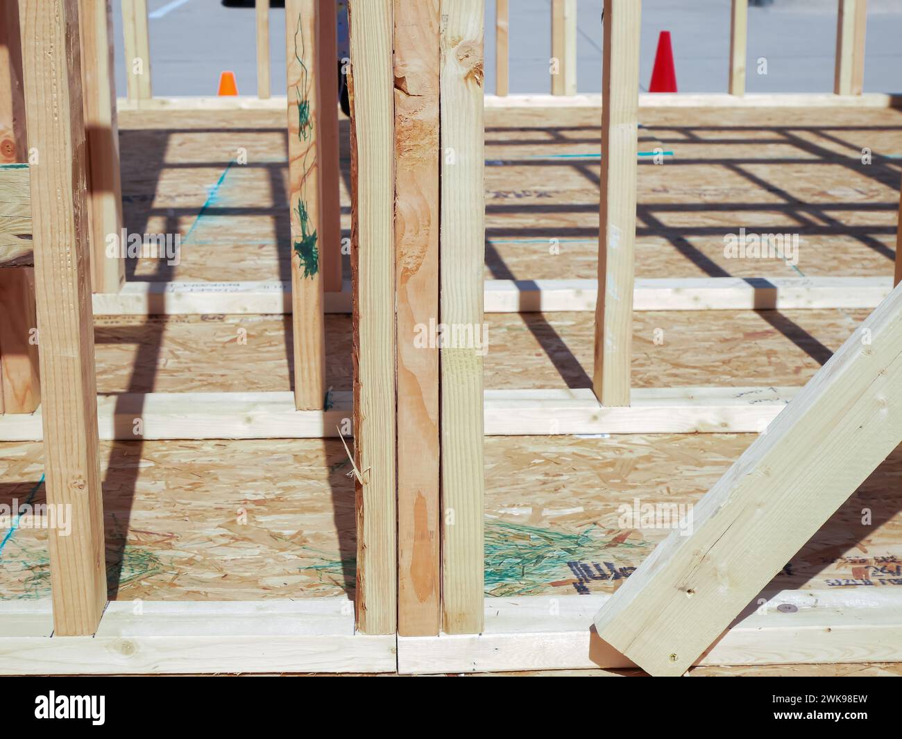 Mobilheim neu bauorientiert Strand Board OSB Unterboden, Innenwandrahmen mit Betonparkplatz im Freien Hintergrund, Holzrahmen po Stockfoto