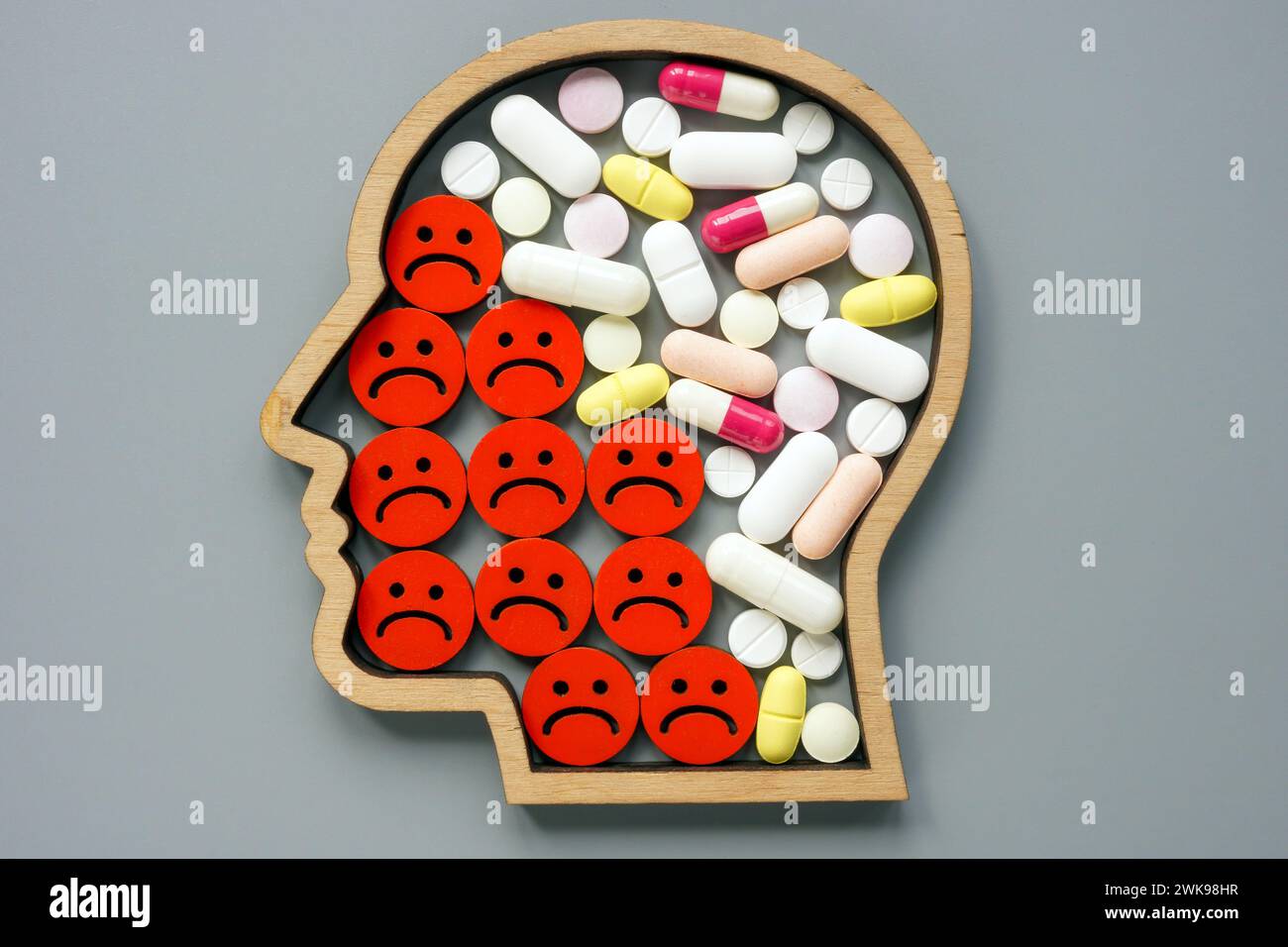 Psychiatrische Medikation bei Depressionen. Kopf, negative Emoticons und Pillen. Stockfoto