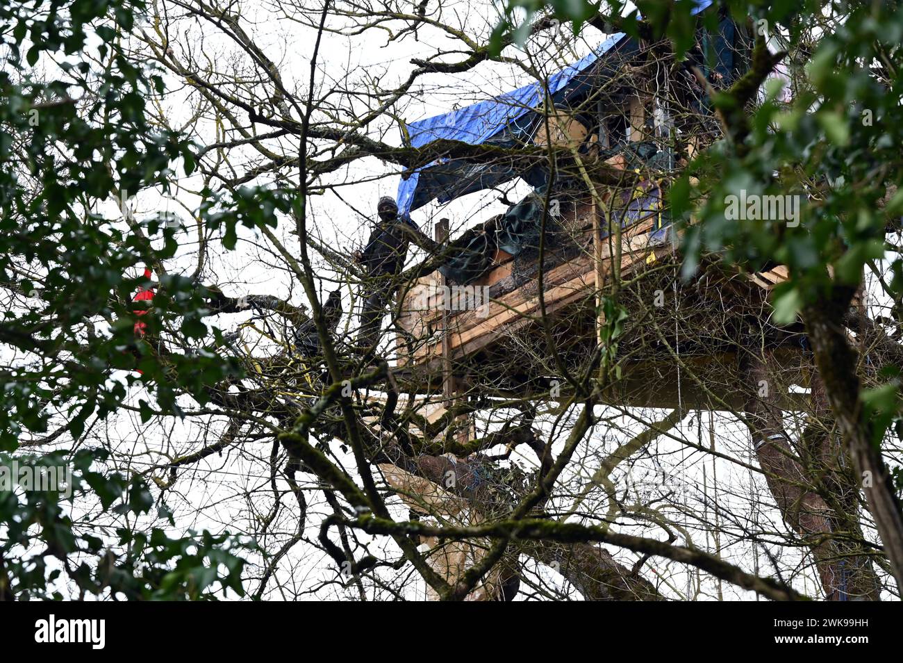 ©REMY GABALDA/MAXPPP - 19/02/2024 Dans un perimetre bouclé par la gendarmerie nationale du Département du Tarn et des unités de la gendarmerie mobile, des personnels de la société NGE ont nettoyé la ZAD de la CREARBRES à SAIX à côté de Castres ce matin, dans une ZAD vidé de ses Insassen. Seuls des militants 'écureuils' Continuent a s'opposer aux déroulements des travaux de l'A69 et refusent la Coupe d'arbres centenaires pour la création d'un projet routier. Südfrankreich, 19. februar 2024 in einem von der Nationalen Gendarmerie des Departements Tarn und der mobilen Gendarmerie abgesperrten Umkreis Stockfoto