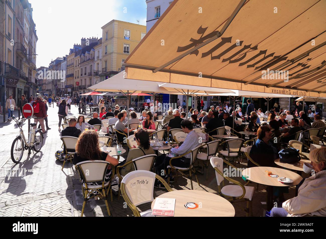 Tische vor einer Brasserie in Dieppe, Normandie, Frankreich. Stockfoto
