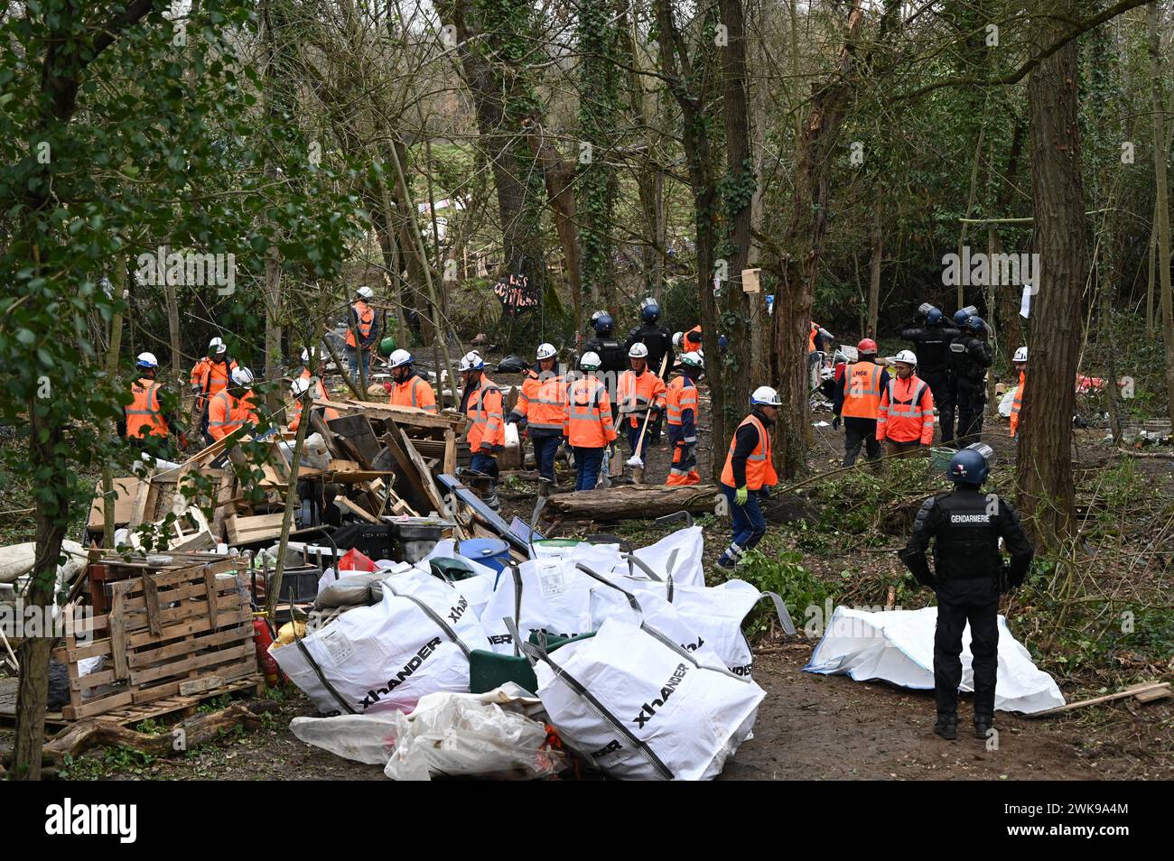 © REMY GABALDA/MAXPPP - 19/02/2024 Dans un perimetre bouclé par la gendarmerie nationale du Département du Tarn et des unités de la gendarmerie mobile, des personnels de la société NGE ont nettoyé la ZAD de la CREARBRES à SAIX à côté de Castres ce matin, dans une ZAD vidé de ses Insassen. Seuls des militants 'écureuils' Continuent a s'opposer aux déroulements des travaux de l'A69 et refusent la Coupe d'arbres centenaires pour la création d'un projet routier. Südfrankreich, 19. februar 2024 in einem von der Nationalen Gendarmerie des Departements Tarn und der mobilen Gendarmerie abgesperrten Umkreis Stockfoto