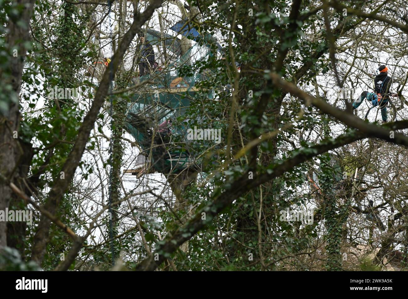 © REMY GABALDA/MAXPPP - 19/02/2024 Dans un perimetre bouclé par la gendarmerie nationale du Département du Tarn et des unités de la gendarmerie mobile, des personnels de la société NGE ont nettoyé la ZAD de la CREARBRES à SAIX à côté de Castres ce matin, dans une ZAD vidé de ses Insassen. Seuls des militants 'écureuils' Continuent a s'opposer aux déroulements des travaux de l'A69 et refusent la Coupe d'arbres centenaires pour la création d'un projet routier. Südfrankreich, 19. februar 2024 in einem von der Nationalen Gendarmerie des Departements Tarn und der mobilen Gendarmerie abgesperrten Umkreis Stockfoto