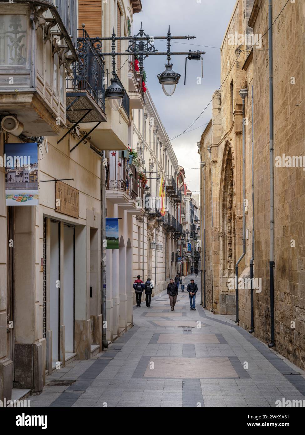 Calle Mayor de Ramón Y Cajal - Orihuela, Alicante, Spanien. Eine der engen Gassen, die entlang der Kathedrale von El Salvador verläuft, die Orihuelas m ist Stockfoto