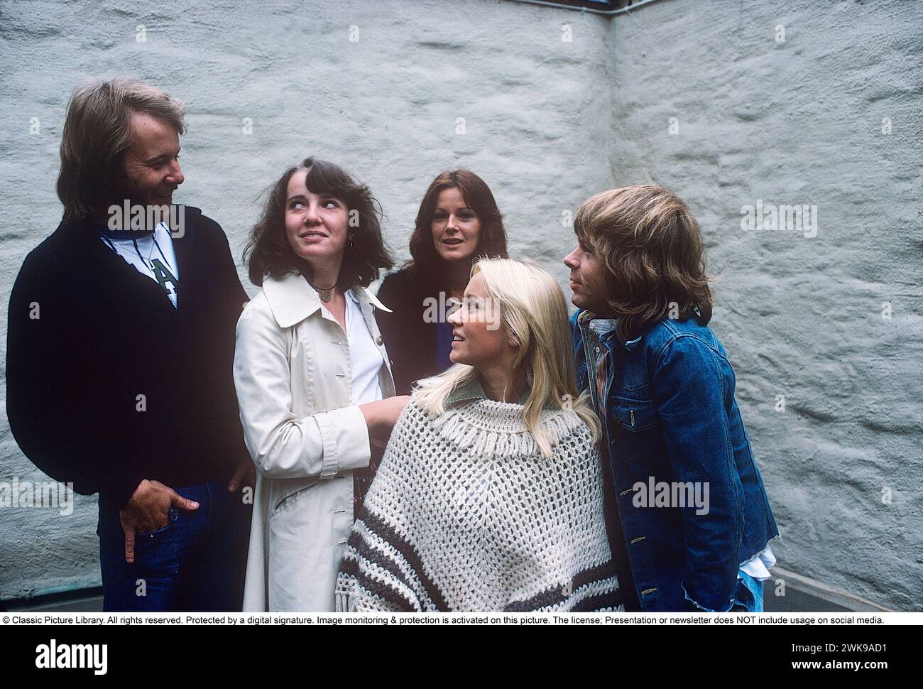 ABBA. Anni-Frid Lyngstad, Benny Andersson, Agnetha Fältskog und Björn Ulvaeus in den 1970er Jahren, als ein Mädchen namens Cecilia auf ihre Idole trifft. 1976 *** Lokale Bildunterschrift *** © Classic Picture Library. Alle Rechte vorbehalten. Geschützt durch eine digitale Signatur. Bildüberwachung und -Schutz ist auf diesem Bild aktiviert. Die Lizenz, Präsentation oder Newsletter beinhaltet KEINE Nutzung in sozialen Medien. Stockfoto