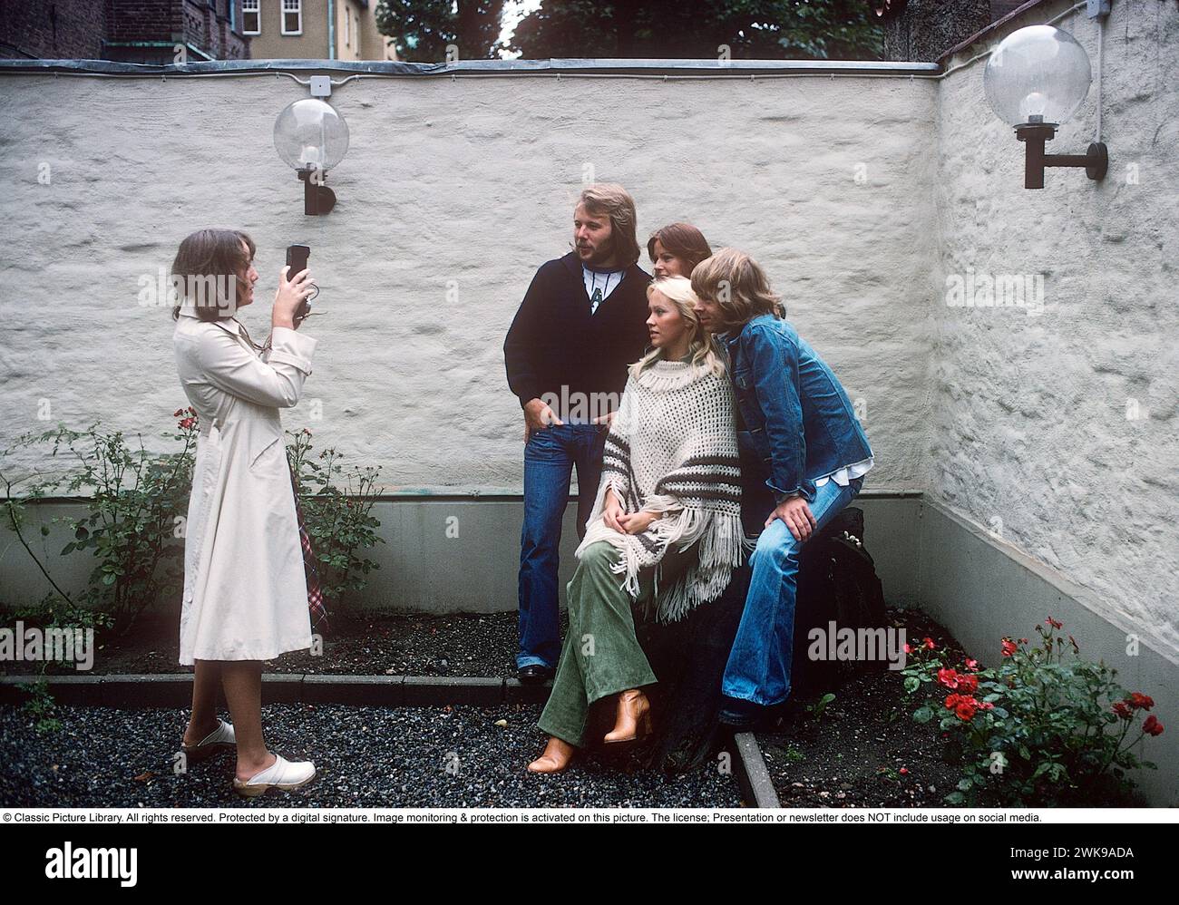 ABBA. Anni-Frid Lyngstad, Benny Andersson, Agnetha Fältskog und Björn Ulvaeus in den 1970er Jahren, als ein Mädchen namens Cecilia ihre Idole trifft und ihr Foto mit einer Amateurkamera macht. 1976 *** Lokale Bildunterschrift *** © Classic Picture Library. Alle Rechte vorbehalten. Geschützt durch eine digitale Signatur. Bildüberwachung und -Schutz ist auf diesem Bild aktiviert. Die Lizenz, Präsentation oder Newsletter beinhaltet KEINE Nutzung in sozialen Medien. Stockfoto