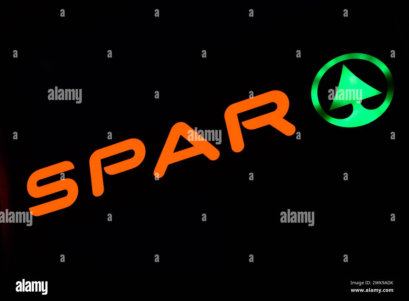 Ein beleuchtetes Schild für den Spar-Händler Stockfoto
