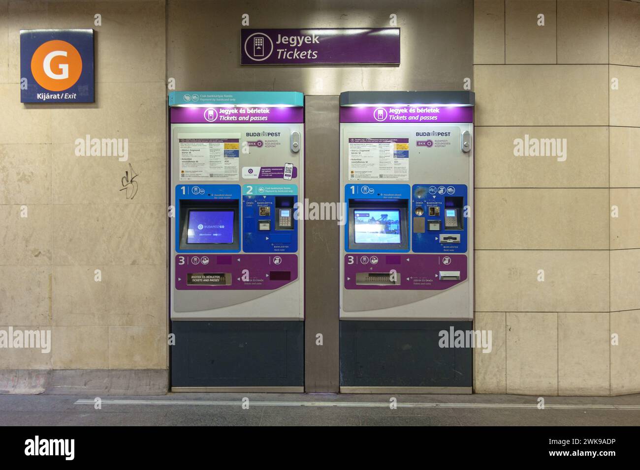Zwei BKK-Fahrkartenautomaten für öffentliche Verkehrsmittel in einer Budapester Unterführung Stockfoto