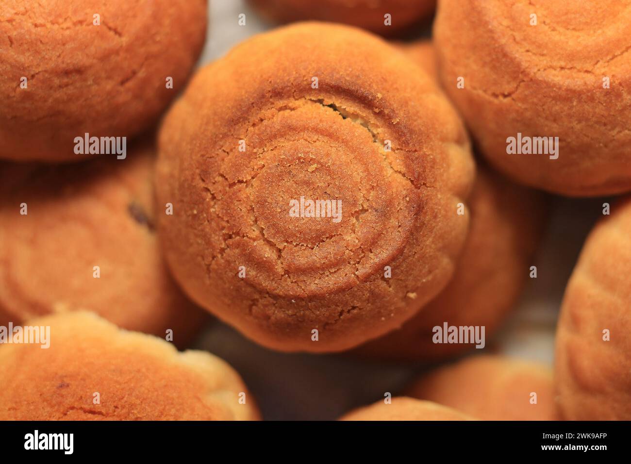 Eine Ladung frisch gebackener Maamoul-Kekse, gefüllt mit Datteln. Stockfoto