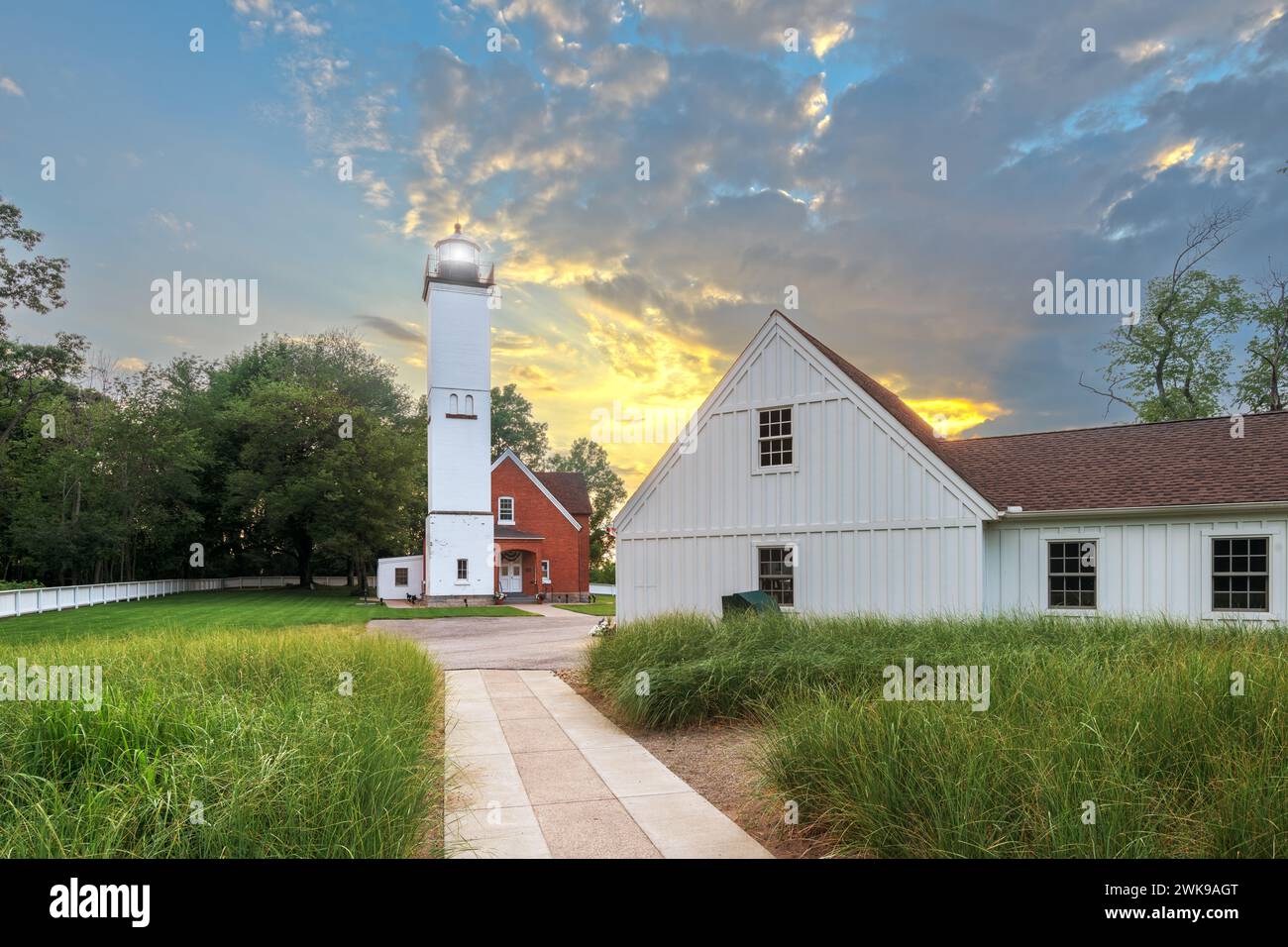 Presque Isle Lighthouse in Erie, Pennsylvania, USA in der Abenddämmerung. Stockfoto