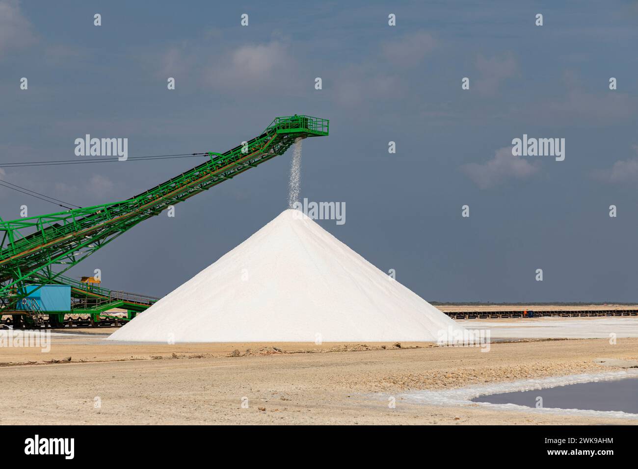 Niederländische Westindien Bonaire Island Salzpfannen. Förderband und Salzberge in den Salzebenen des Pekelmeers. Stockfoto