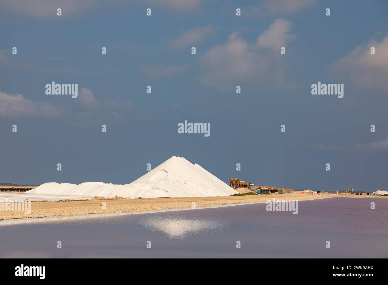 Niederländische Westindien Bonaire Island Salzpfannen und Salzberge in den Salzebenen des Pekelmeers. Stockfoto